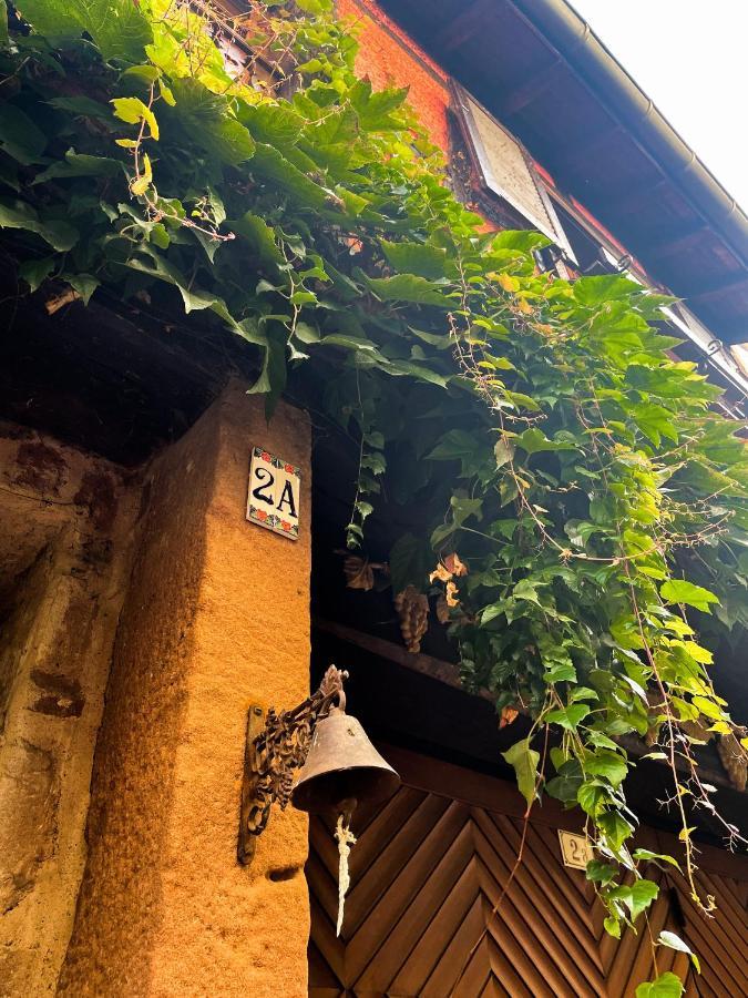 La Maison Rouge Au Coeur De La Ville. 利克维 外观 照片
